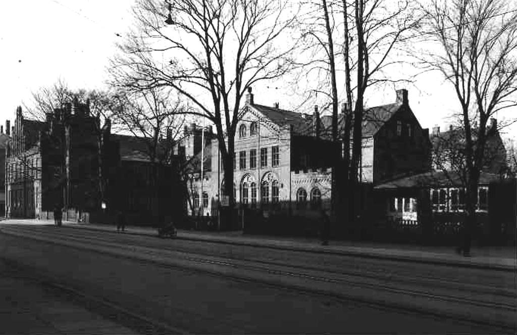 Skolen på Falkoner Alle, ca. 1920 - til venstre ses det gamle rådhus fra 1886