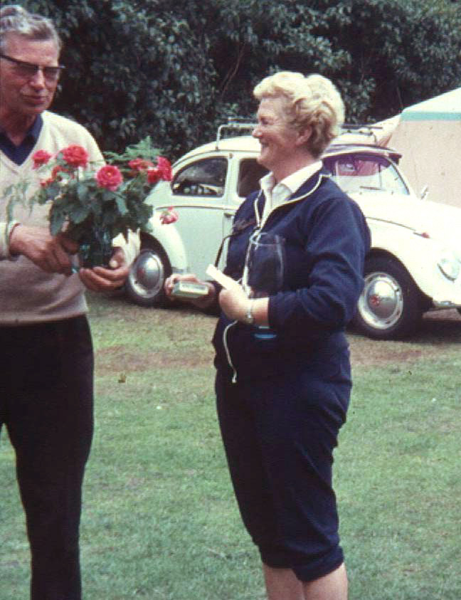 Anni og Aage Snabe får blomster i 1965