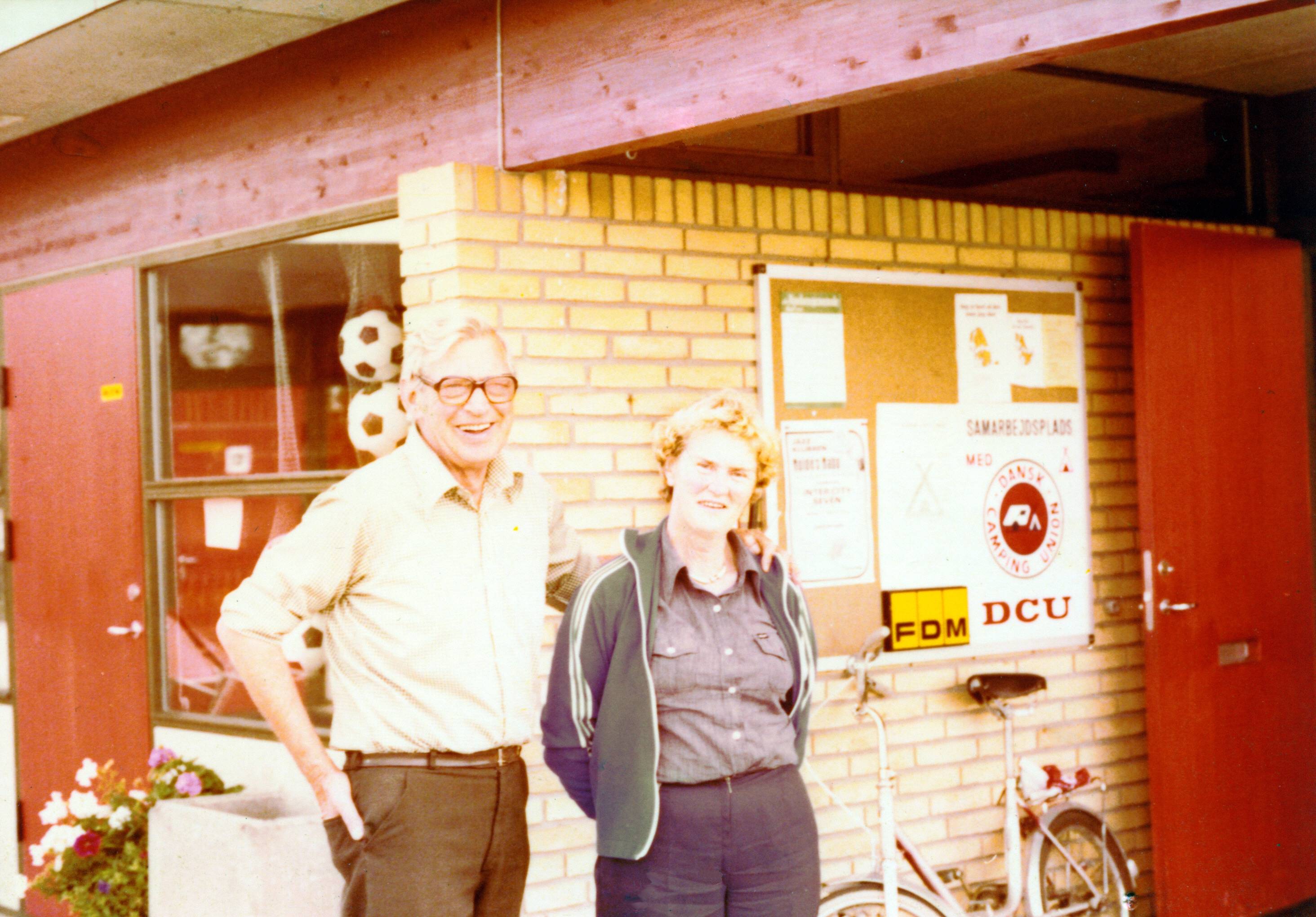 Her ser vi både Anni og Aage sammen foran den nye kiosk i 1977