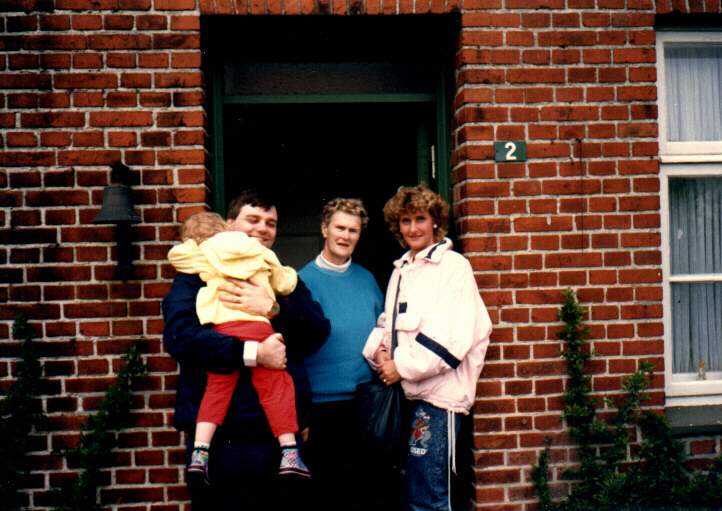 Anni Snabe foran hendes og Aages hus på Sdr. Landevej 2 i 1989