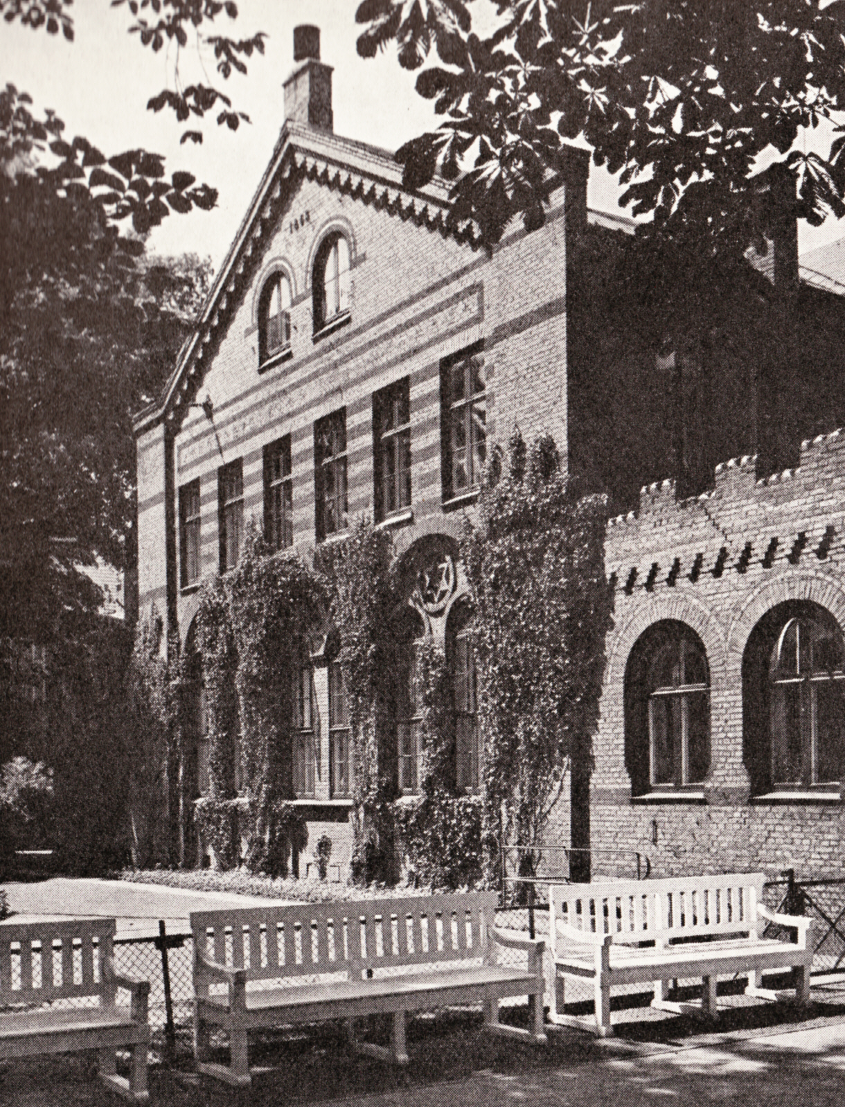 Falkoner Alleens skole kort før nedrivningen, billede fra ca. 1950